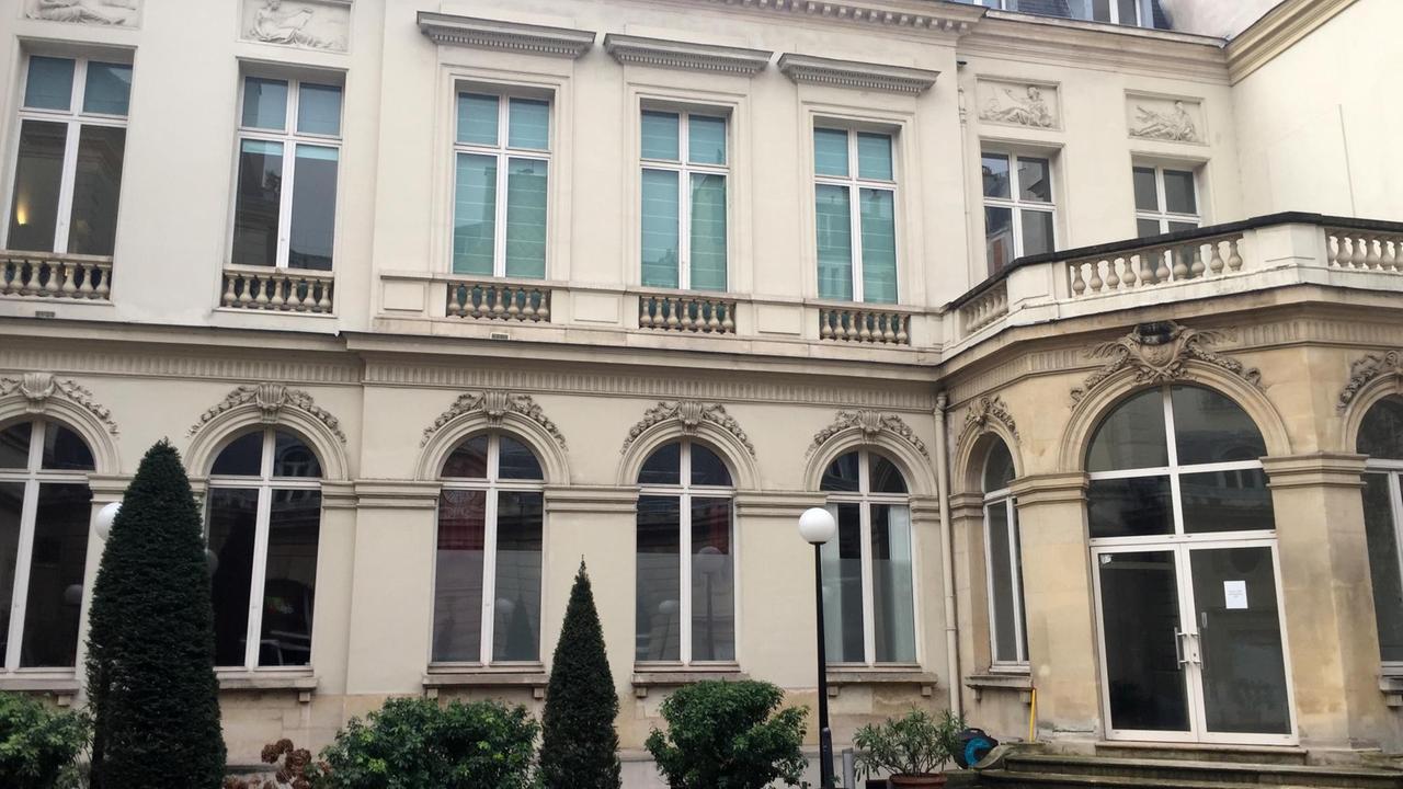 Ansicht des langjährigen Hauptsitzes der Parti Socialiste in der Rue de Solférino in Paris