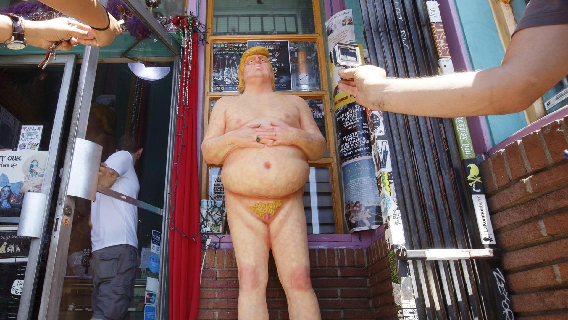 Die Statur des nackten Donald Trump, die von Aktivisten an mehreren Standorten in den USA aufgestellt wurden, darunter Los Angeles, California, USA