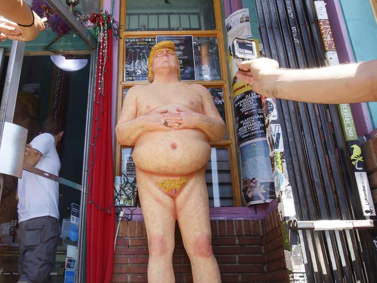 Die Statur des nackten Donald Trump, die von Aktivisten an mehreren Standorten in den USA aufgestellt wurden, darunter Los Angeles, California, USA