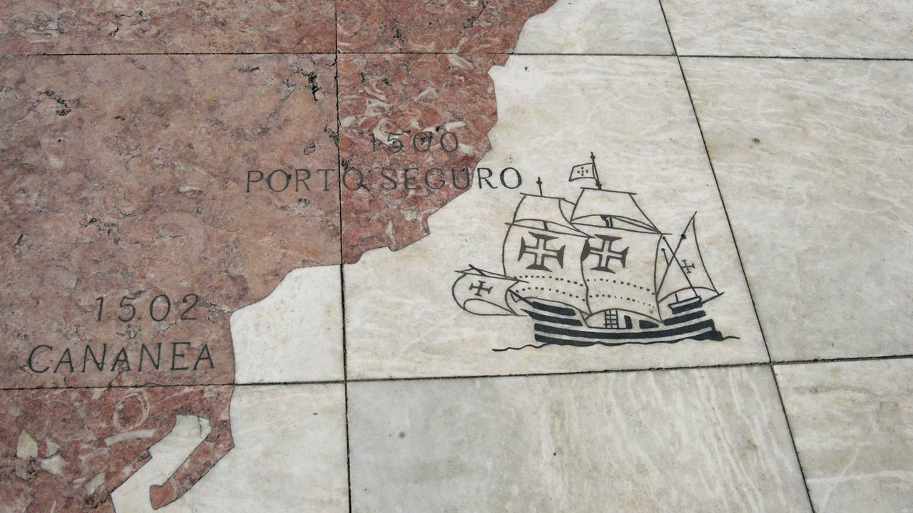 Ein aufgemaltes Schiff fährt in Richtung Land, an die brasilianische Küste bei Porto Seguro.