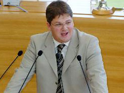 Holger Apfel, Fraktionsvorsitzender der NPD, spricht am Dienstag, 19. Okt. 2004, im Sitzungssaal des Sächsischen Landtages in Dresden während der ersten Sitzung der vierten Legislaturperiode