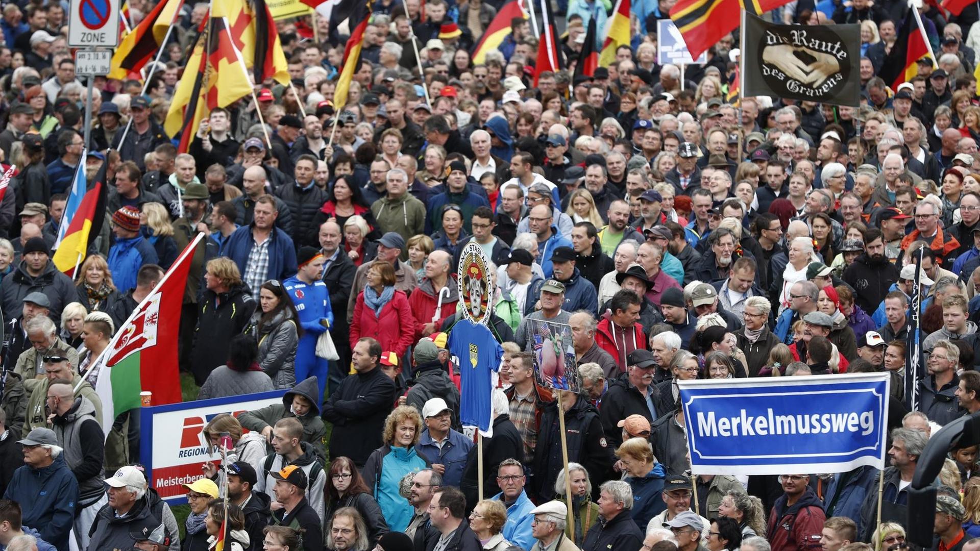 Teilnehmer einer "Pegida"-Demonstration anlässlich der Feierlichkeiten zur Deutschen Einheit in Dresden.