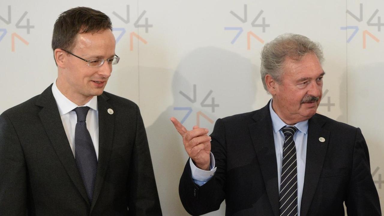 Ungarns und Luxemburgs Außenminister, Szijjarto und Asselborn, bei einem Treffen in Prag.