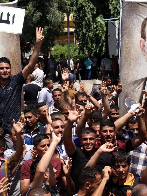 Unterstützer des irakischen Regierungschefs Nuri al-Maliki demonstrieren am Montag im Zentrum von Bagdad.