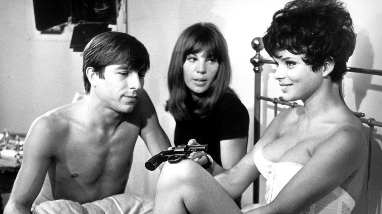 Hauptdarsteller Werner Enke mit seiner Kollegin Uschi Glas (r.) und Regisseurin May Spils bei Dreharbeiten zu einer Bettszene für den Film "Zur Sache, Schätzchen" im August 1967.
