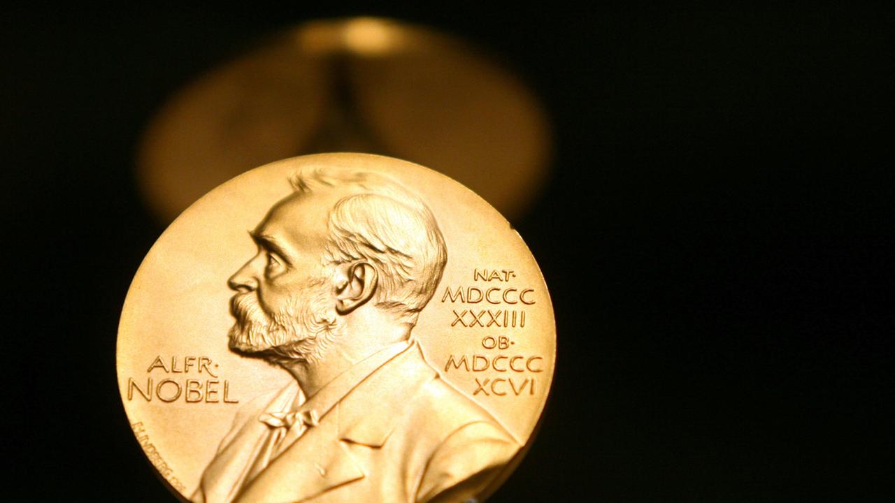 Eine Medaille mit dem Konterfei von Alfred Nobel ist am Samstag (08.12.2007) im Nobel Museum in der Altstadt von Stockholm zu sehen. Am kommenden Montag (10.12.2007) wird der Nobelpreis unter anderem an die deutschen Wissenschaftler Gerhard Ertl (Chemie) Eine Medaille mit dem Konterfei von Alfred Nobel ist am Samstag (08.12.2007) im Nobel Museum in der Altstadt von Stockholm zu sehen. Am kommenden Montag (10.12.2007) wird der Nobelpreis unter anderem an die deutschen Wissenschaftler Gerhard Ertl (Chemie)