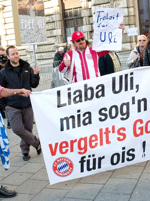 Bayernfans halten zum "Liaban Uli"