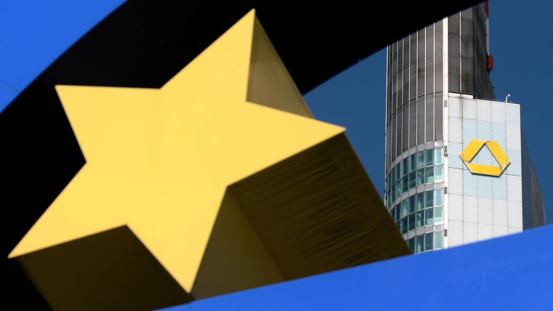 Die Zentrale der Commerzbank mit Emblem an der Spitze der Hauptverwaltung und Euro-Symbol an der Europäischen Zentralbank im Bankenviertel in Frankfurt.