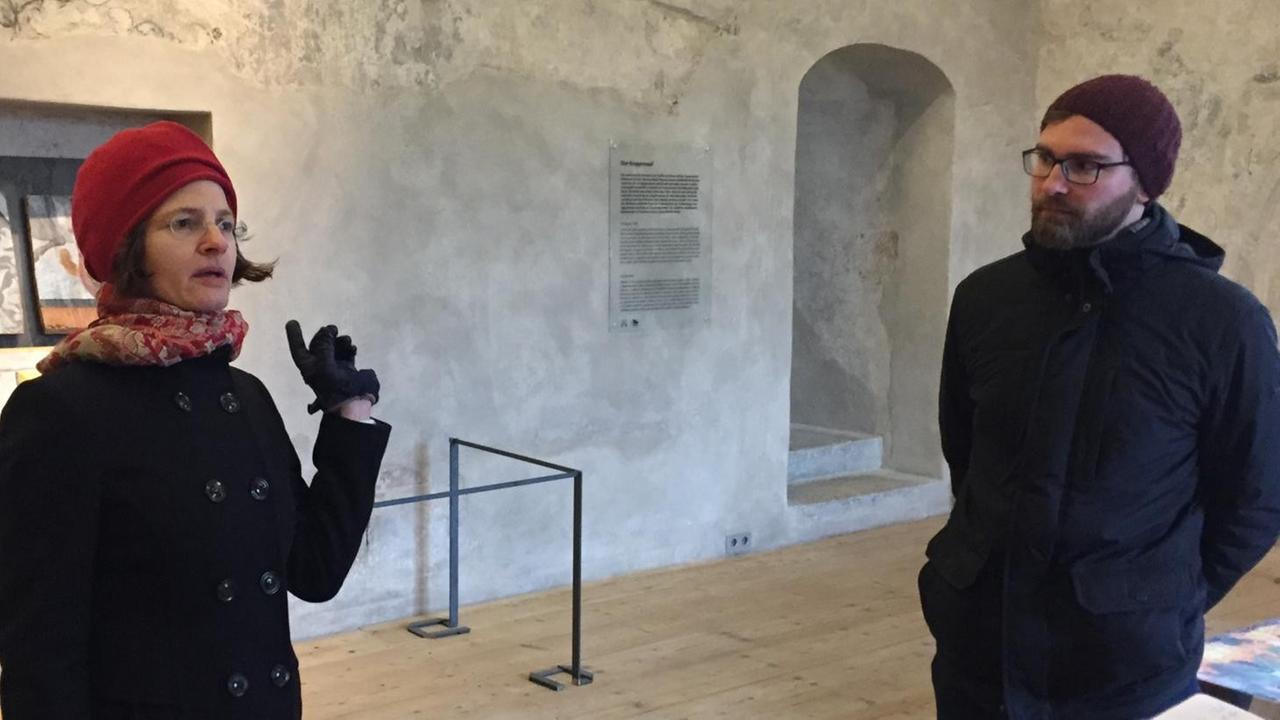Die Kuratoren Birgit Finger und Alexander Hänel führen durch die Ausstellung "Bombensicher"