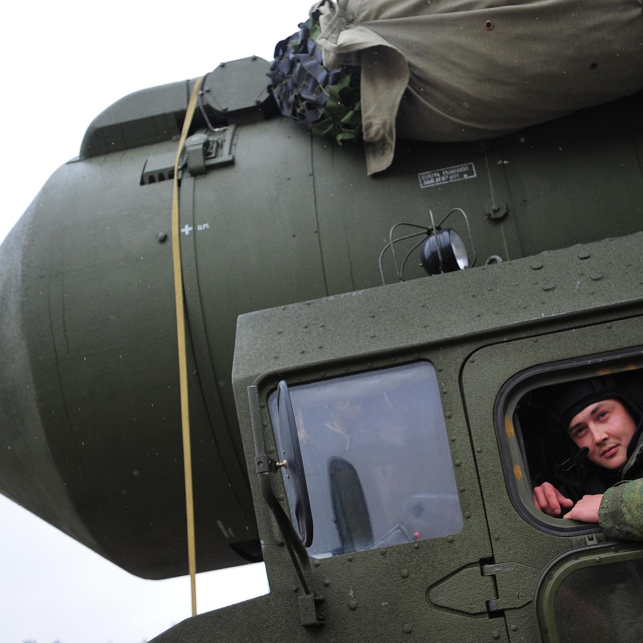 Eine Interkontinentalrakete aus russischer Produktion wird von einem Soldaten vorgeführt. Sie ist ein Nukleargefechtskörper.
