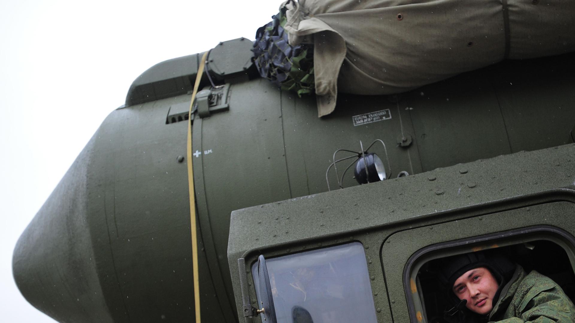 Eine Interkontinentalrakete aus russischer Produktion wird von einem Soldaten vorgeführt. Sie ist ein Nukleargefechtskörper.