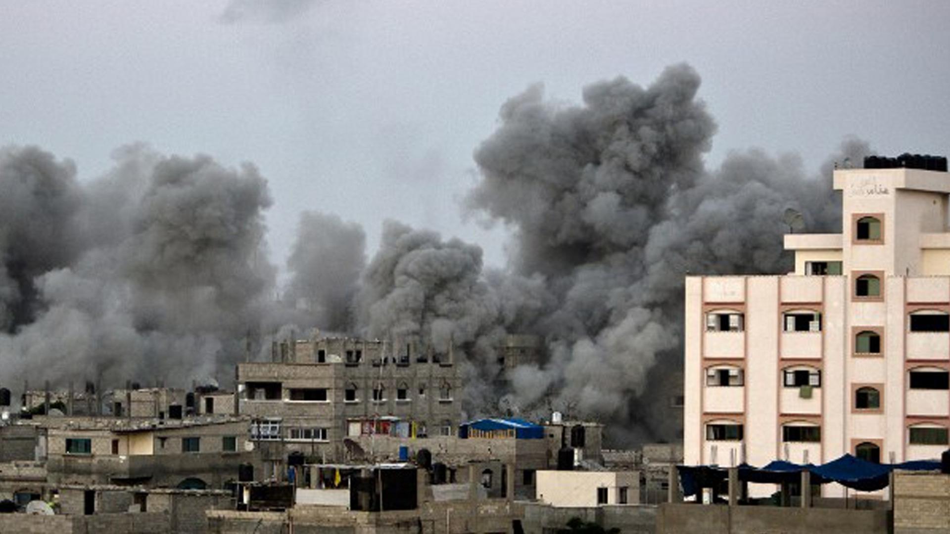 Häuser im Gaza-Streifen brennen nach den Luft-Angriffen