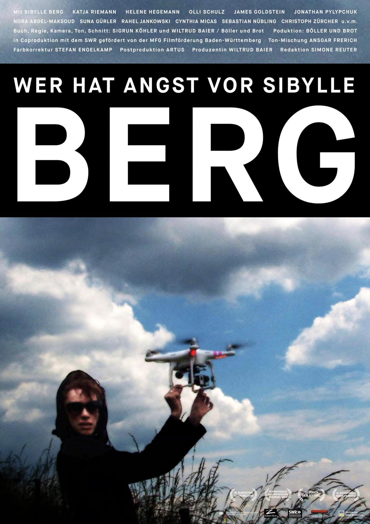 Die Hauptdarstellerin Sibylle Berg des neuen Films von Wiltrud Baier und Sigrun Köhler "Wer hat Angst vor Sibylle Berg?" hält eine Drohne in den Händen. 
