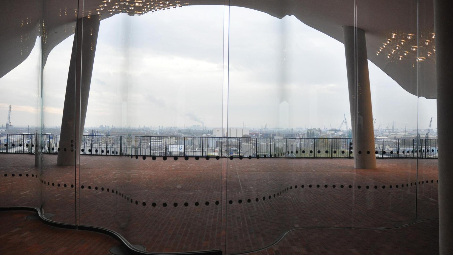 Der Blick aus der Elbphilharmonie auf den Hafen