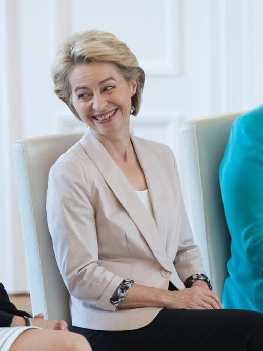 Annegret Kramp-Karrenbauer, Ursula von der Leyen, und Bundeskanzlerin Angela Merkel (l-r) Aushändigung der Entlassungsurkunde aus ihrem Amt an die Bundesministerin der Verteidigung, Ursula von der Leyen, und der Ueberreichung der Ernennungsurkunde an Annegret Kramp-Karrenbauer zur Bundesministerin fuer Verteidigung durch den 1. Vizepräsident des Bundesrates im Schloss Bellevue in Berlin.