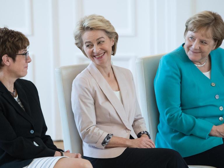 Annegret Kramp-Karrenbauer, Ursula von der Leyen, und Bundeskanzlerin Angela Merkel (l-r) Aushändigung der Entlassungsurkunde aus ihrem Amt an die Bundesministerin der Verteidigung, Ursula von der Leyen, und der Ueberreichung der Ernennungsurkunde an Annegret Kramp-Karrenbauer zur Bundesministerin fuer Verteidigung durch den 1. Vizepräsident des Bundesrates im Schloss Bellevue in Berlin.