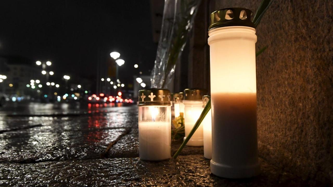 Vor dem Gebäude der schwedischen Botschaft in Helsinki stehen Kerzen, die an die Opfer von Stockholm erinnern sollen.