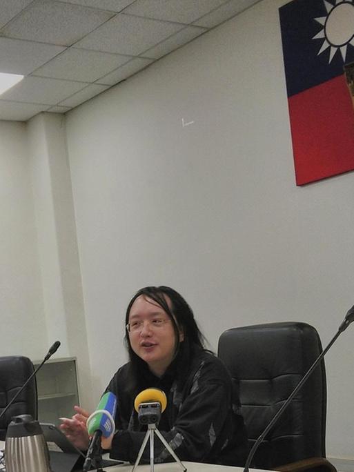 Taiwans Digitalministeirn Audrey Tang hat ausgehandelt nur montags und donnerstags im offiziellen Regierungsgebäude sein zu müssen. An der Wand ein Bild des Staatsgründers der Republik of China Sun Yat-sen.