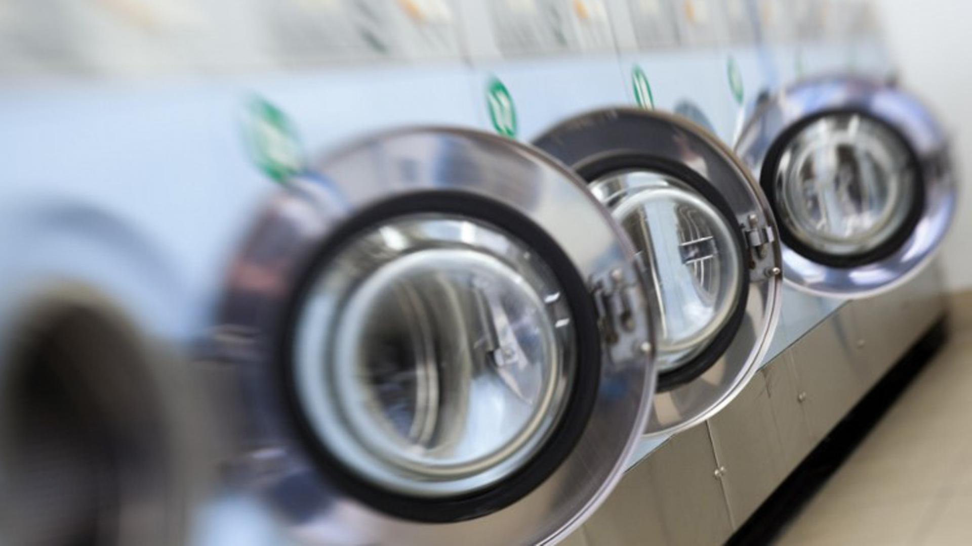 Waschmaschinen in einem Waschsalon in Paris