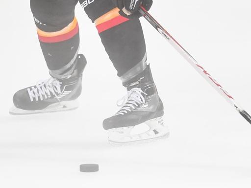 Ein Spieler der deutschen Eishockey-Nationalmannschaft steht während des Trainings auf dem Eis.