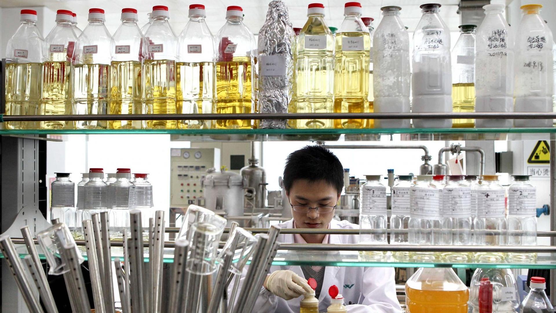 Ein Laborant testet Fette im Wilmar Biotechnology Research and Development Center in Shanghai.