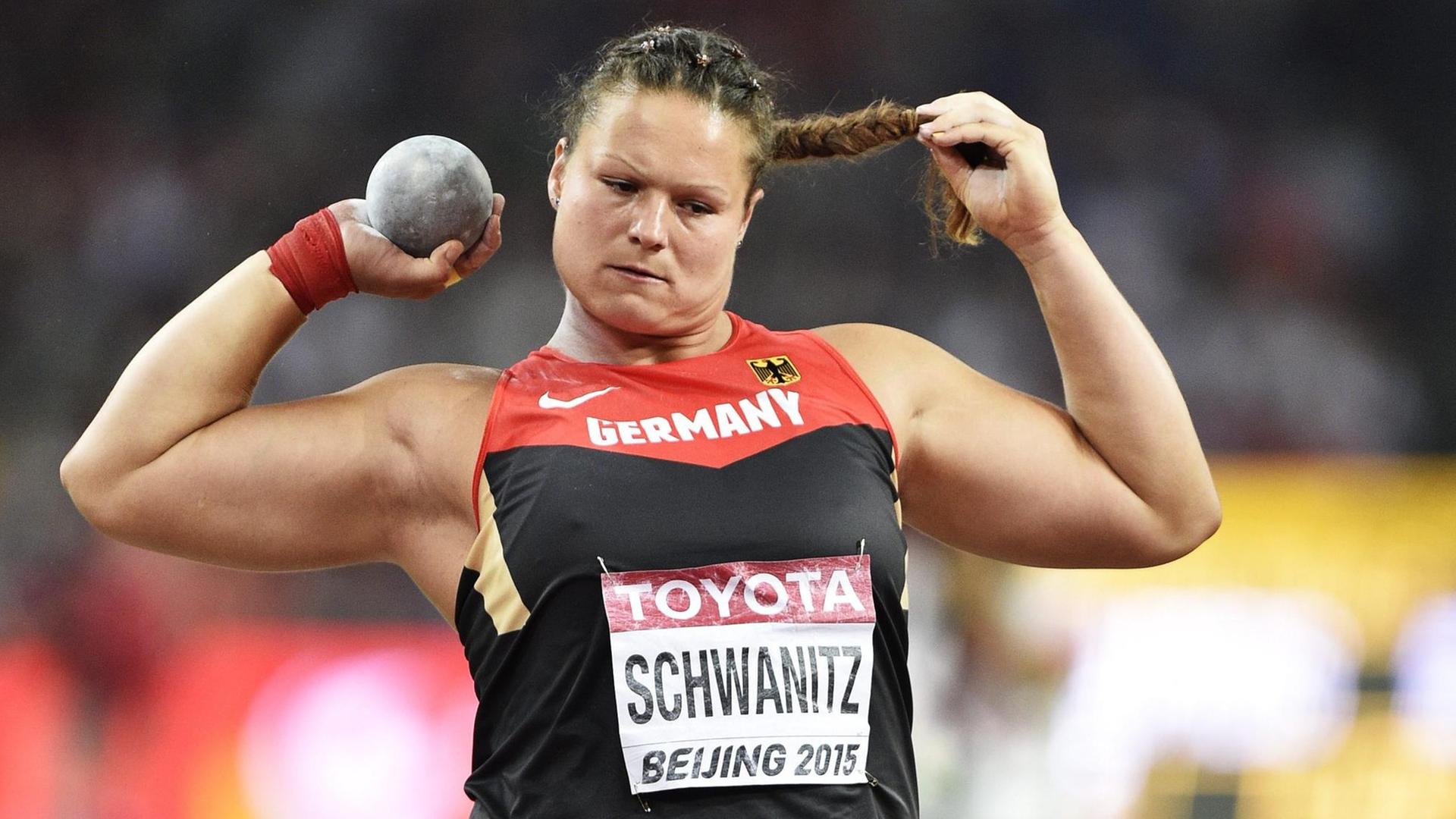 Die Kugel-Stoßerin Christina Schwanitz beim Wett-Kampf