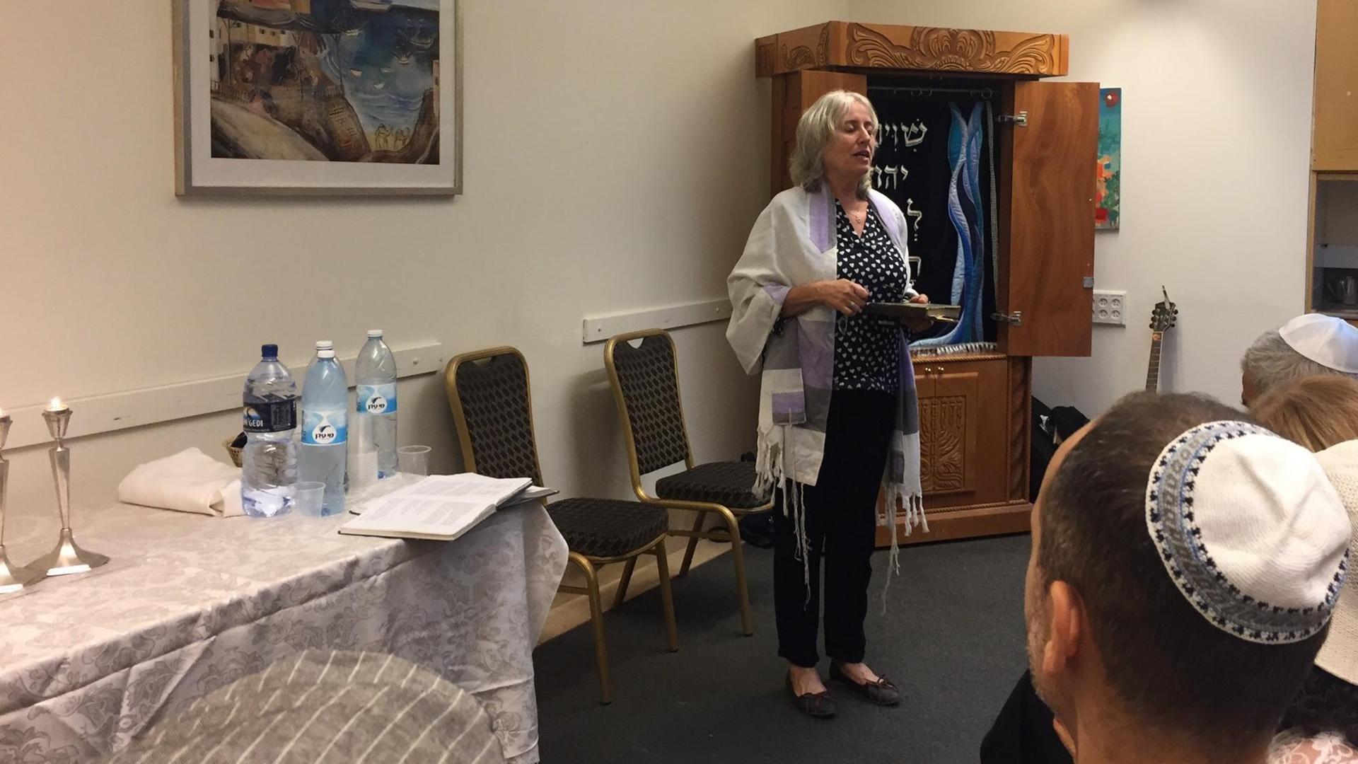 Die Rabbinerin Mira Raz beim Gottesdienst zum Schabbat in der Reformgemeinde Beit Daniel, südlich von Tel Aviv. Sie ist seit den 90er Jahren Rabbinerin in Reformgemeinden.