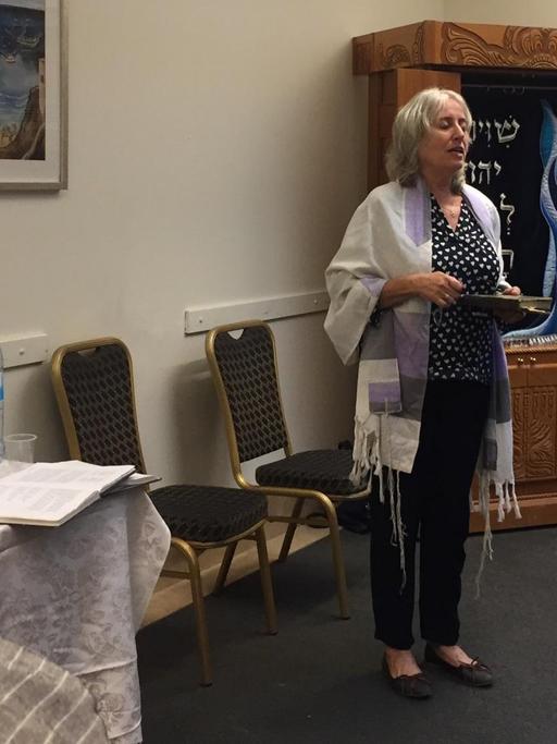 Die Rabbinerin Mira Raz beim Gottesdienst zum Schabbat in der Reformgemeinde Beit Daniel, südlich von Tel Aviv. Sie ist seit den 90er Jahren Rabbinerin in Reformgemeinden.
