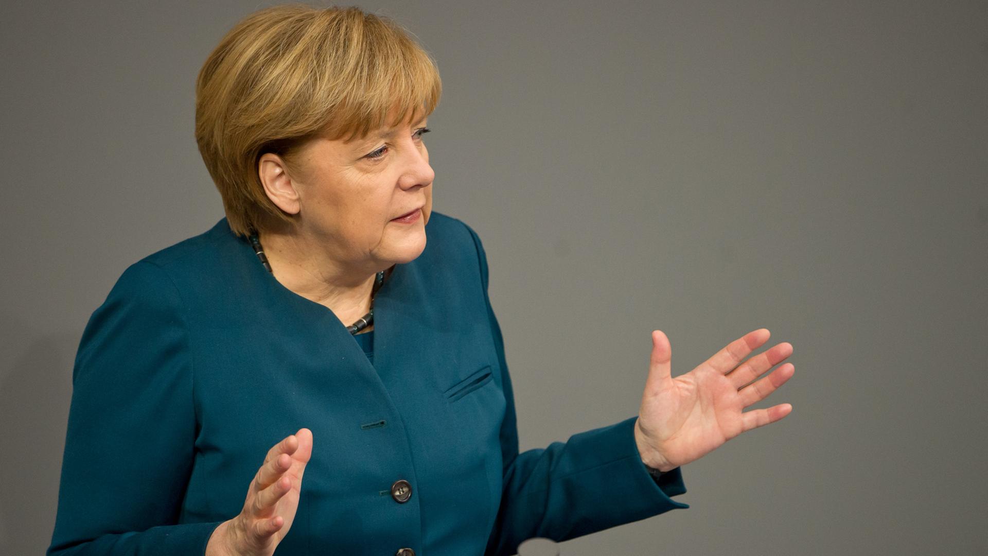 Bundeskanzlerin Angela Merkel hält eine Rede im Parlament