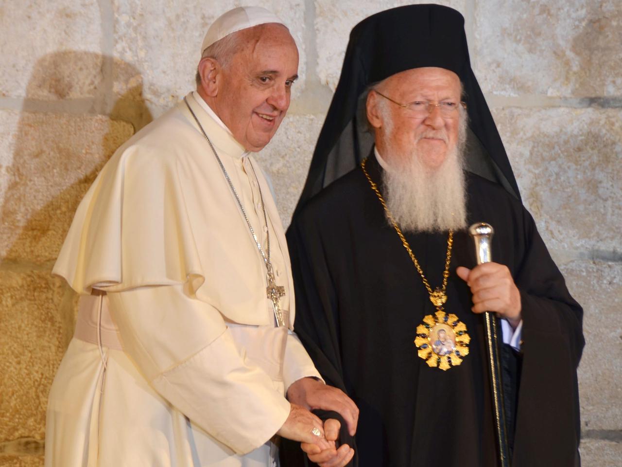 Papst Franziskus und das Oberhaupt der orthodoxen Kirche Patriarch Bartolomaios I. in der Grabenkirche in Jerusalem. Papst Franziskus und das Oberhaupt der orthodoxen Kirche Patriarch Bartolomaios I. in der Grabenkirche in Jerusalem.