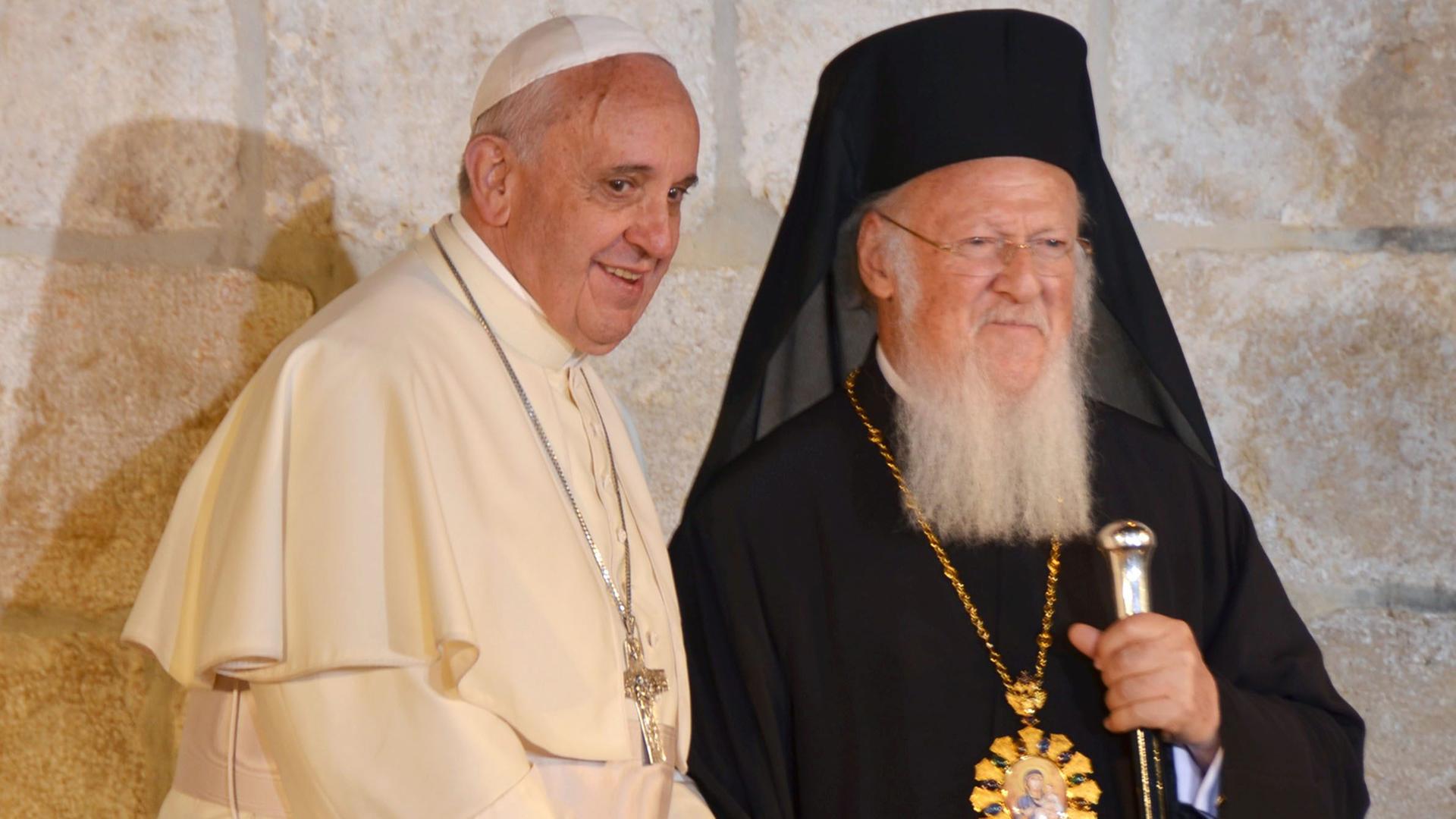 Papst Franziskus und das Oberhaupt der orthodoxen Kirche Patriarch Bartolomaios I. in der Grabenkirche in Jerusalem.