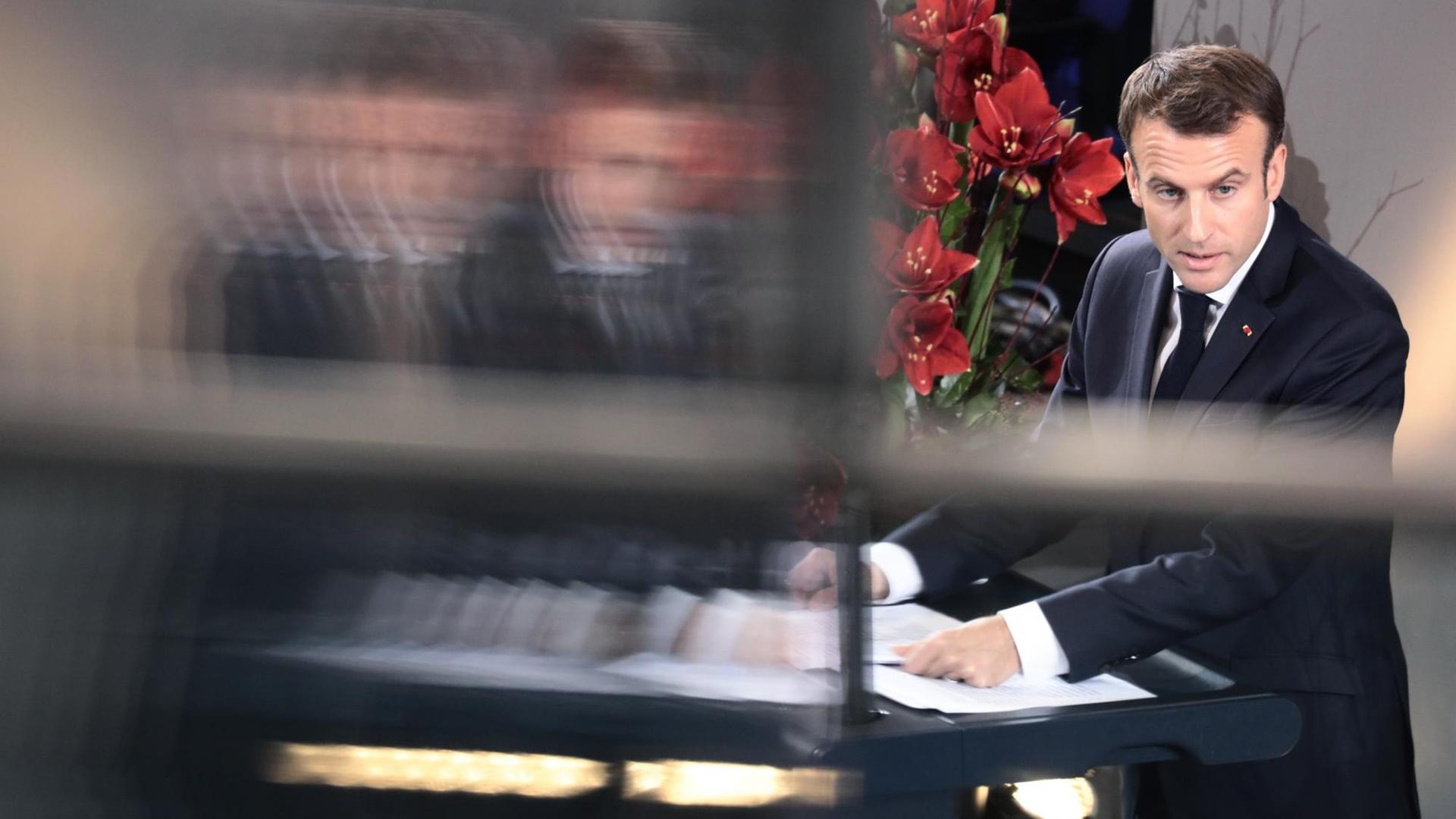 Frankreichs Präsident Emmanuel Macron spricht im Bundestag bei der Zentralen Gedenkveranstaltung zum Volkstrauertag.