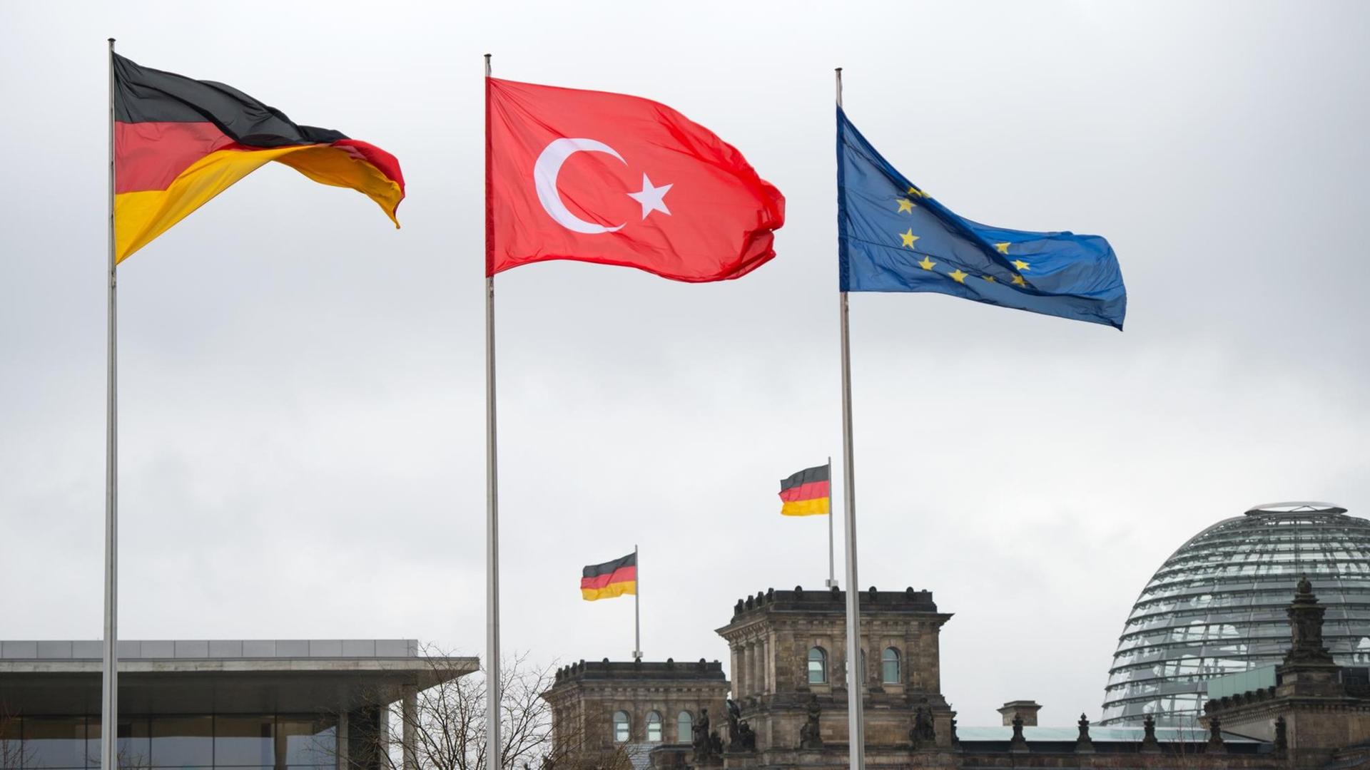 Die Flaggen Deutschlands, der Türkei und von Europa wehen am 12.01.2015 vor dem Bundeskanzleramt in Berlin.