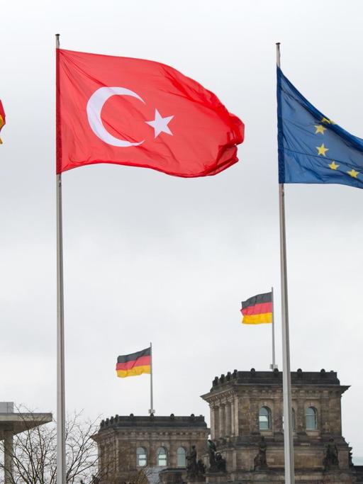 Die Flaggen Deutschlands, der Türkei und von Europa wehen am 12.01.2015 vor dem Bundeskanzleramt in Berlin.