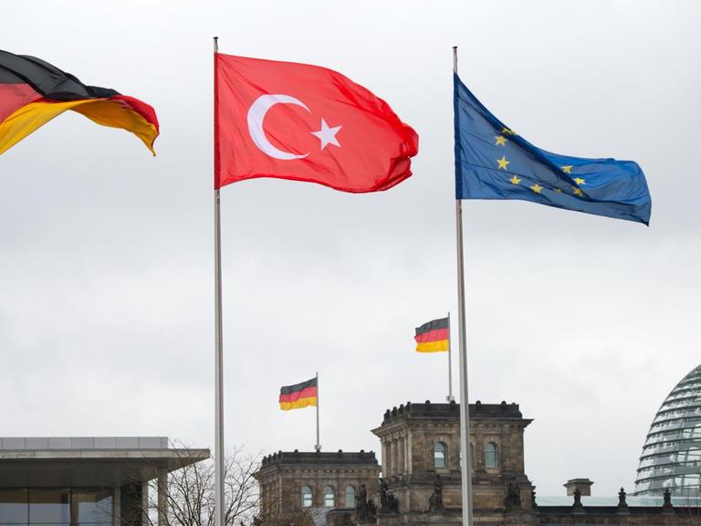 Die Flaggen Deutschlands, der Türkei und von Europa wehen am 12.01.2015 vor dem Bundeskanzleramt in Berlin.