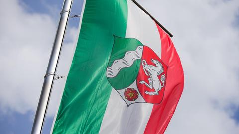 Die Flagge mit dem Landeswappen von Nordrhein-Westfalen vor der Staatskanzlei in Düsseldorf (Nordrhein-Westfalen).