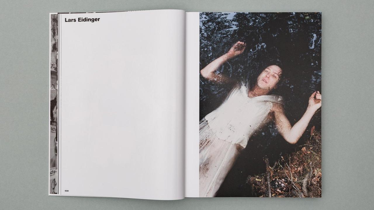 Ein Blick in den Katalog der Fotokampagne: Lars Eidinger als Wasserleiche auf einer Fotografie von Juergen Teller