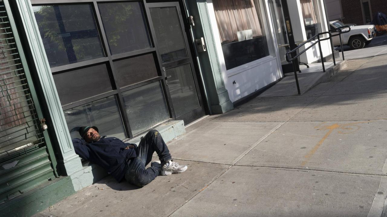 Ein Obdachloser liegt in einem Hauseingang in East Harlem, New York.