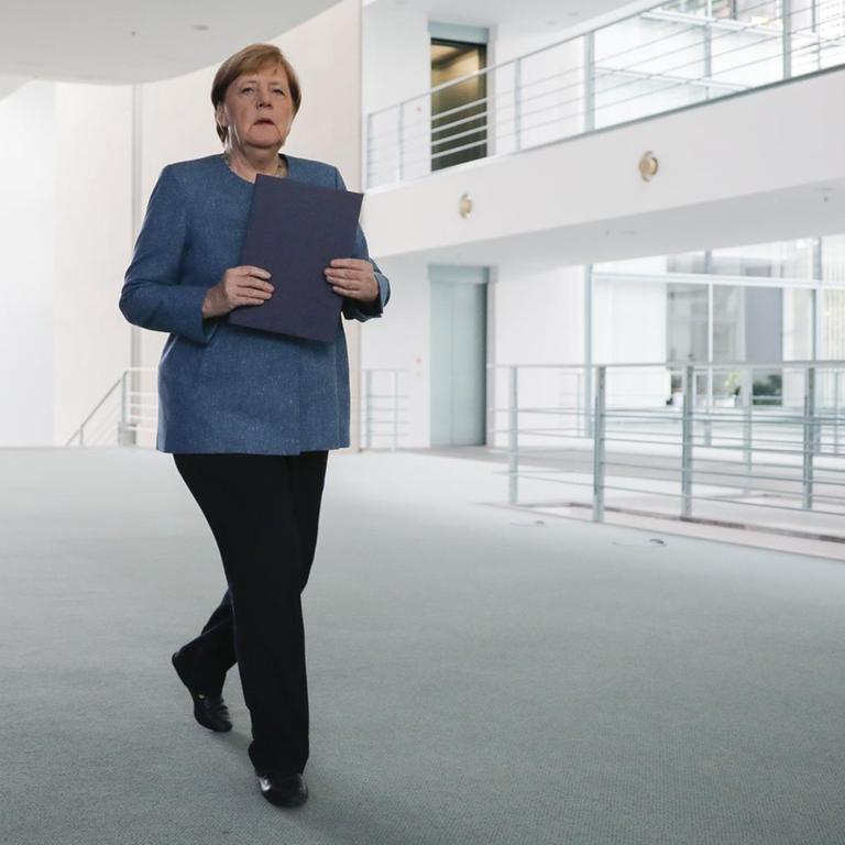 Bundeskanzlerin Angela Merkel (CDU) trifft im Kanzleramt zu einer Erklärung über die jüngsten Entwicklungen im Fall des russischen Regierungskritikers Alexej Nawalny ein