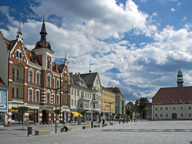 Blick über den Marktplatz von Finsterwalde, rechts ist das Rathaus zu sehen.