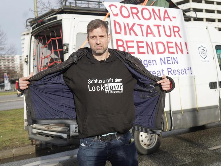 Der Sänger Björn Banane nimmt an einem Autokorso gegen die Corona-Einschränkungen teil und zeigt sein T-Shirt mit der Aufschrift "Schluss mit dem Lockdown".