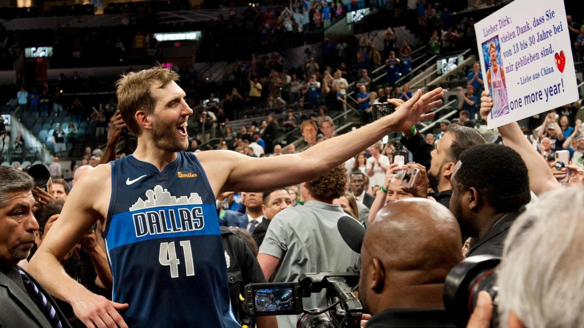 Dirk Nowitzki von den Dallas Mavericks verabschiedet sich bei seinem letzten Spiel von den Fans.