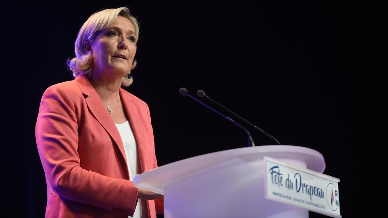 Das Foto zeigt die Vorsitzende der französischen Partei Rassemblement National (RN), Marine Le Pen, bei einer Rede im September 2018.