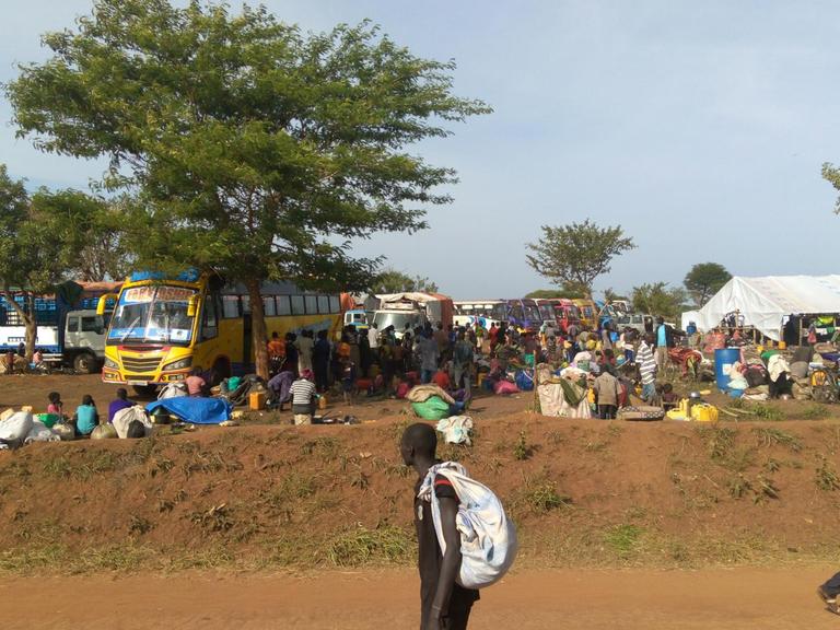 Ein improvisiertes Flüchtlingslager (11.4.17) ugandischen Grenzübergang Ngom Oromo, wo binnen weniger Tage rund 6.000 Menschen aus dem Südsudan Zuflucht gesucht haben.
