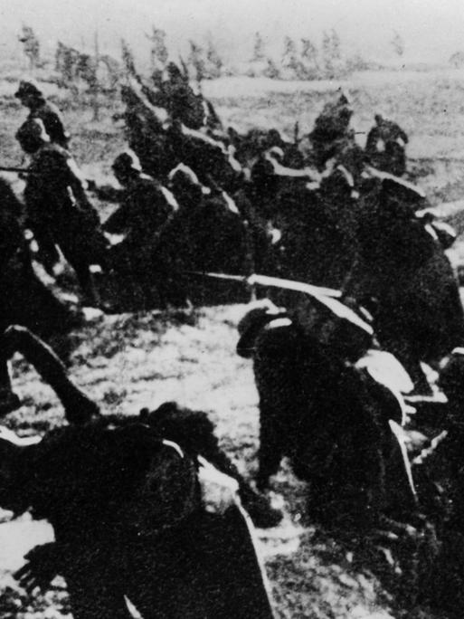 Französische Soldaten klettern während der Schlacht um die ostfranzösische Stadt Verdun zu einem Angriff aus ihren Schützengräben (Archivfoto von 1916). Bei der Schlacht um Verdun sind von Februar bis Dezember 1916 rund 700.000 Menschen umgekommen. 