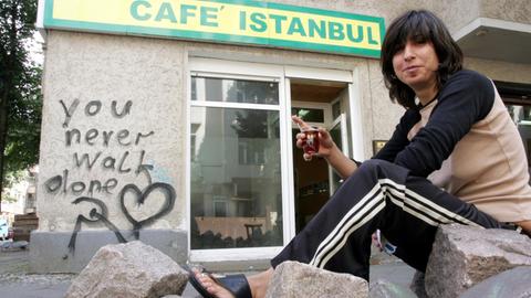 DJ Ipek, vor dem Cafe Istanbul in Berlin-Kreuzberg (2007).