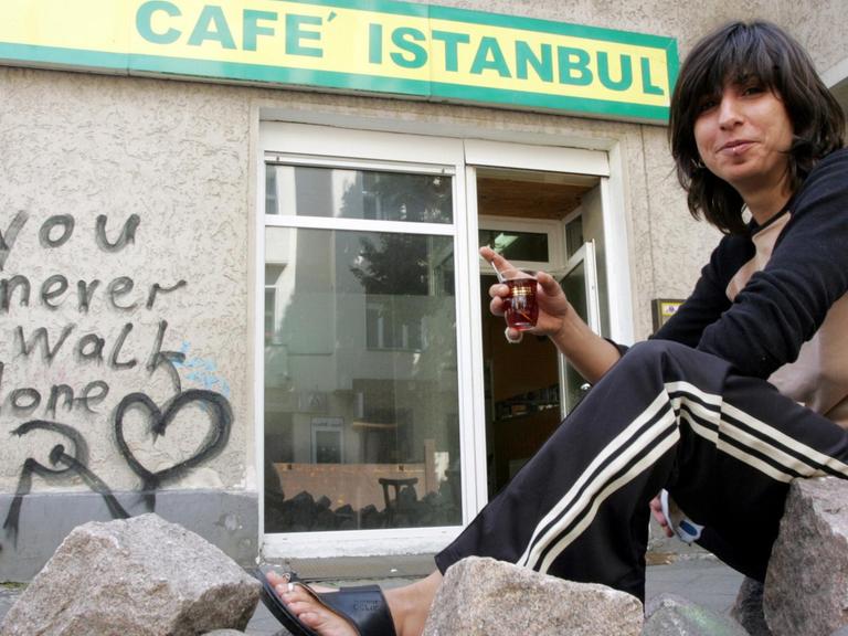 DJ Ipek, vor dem Cafe Istanbul in Berlin-Kreuzberg (2007).