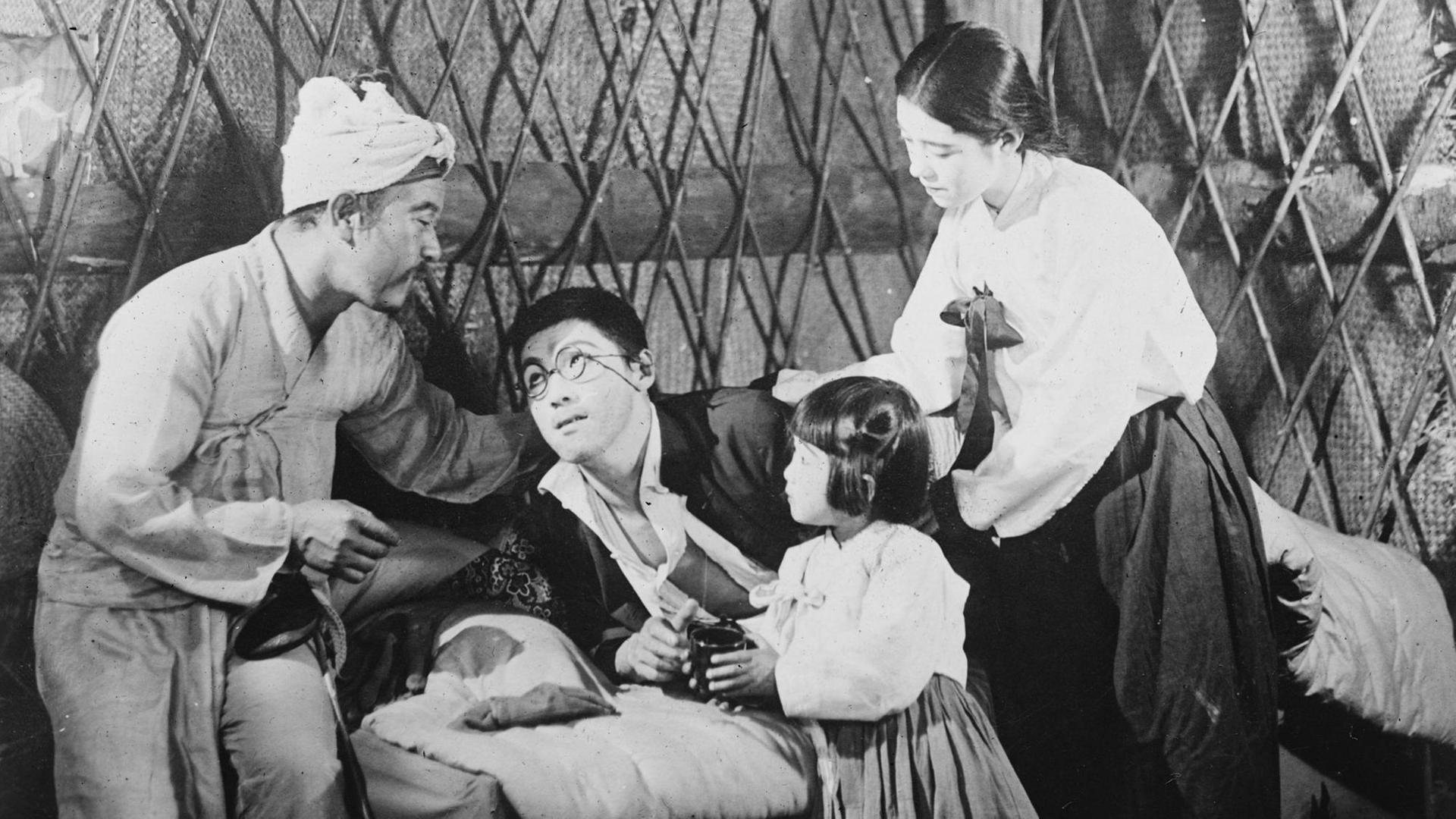 Szene aus einem japanischen Stummfilm, etwa 1926 mit T. Yoshida, K. Fujima and R. Sawa.