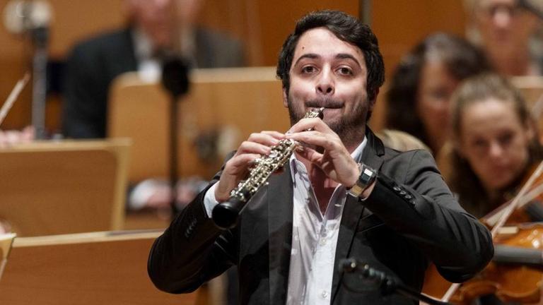 Der junger Oboist Gioele Coco konzertiert mit einem Orchester auf der Bühne. Der junger Oboist Gioele Coco konzertiert mit einem Orchester auf der Bühne.
