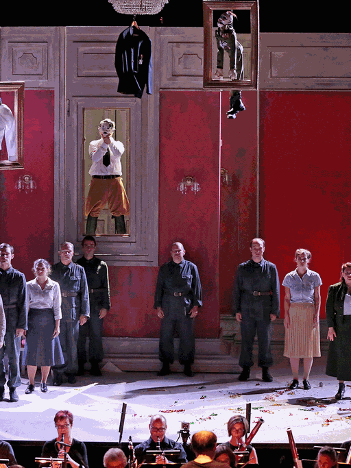 Das Ensemble der Dresdner Staatsoperette in einer Aufführung bei den Bregenzer Festspielen